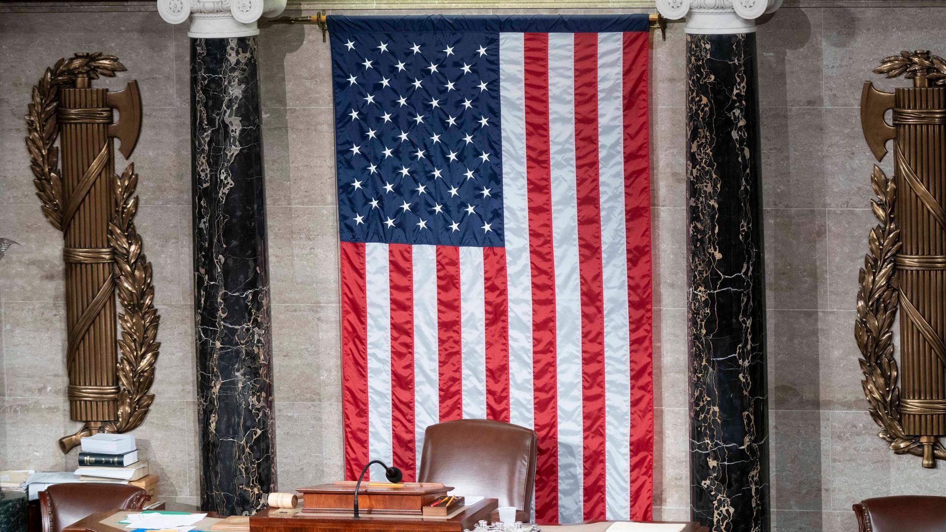Blick auf den leeren Stuhl des Sprechers des US-Repräsentantenhauses im Capitol in Washington DC.