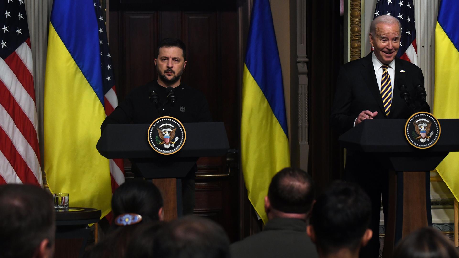 Ukraines Präsident Zelenskyj und US-Präsident Biden stehen vor Pressevertretern.