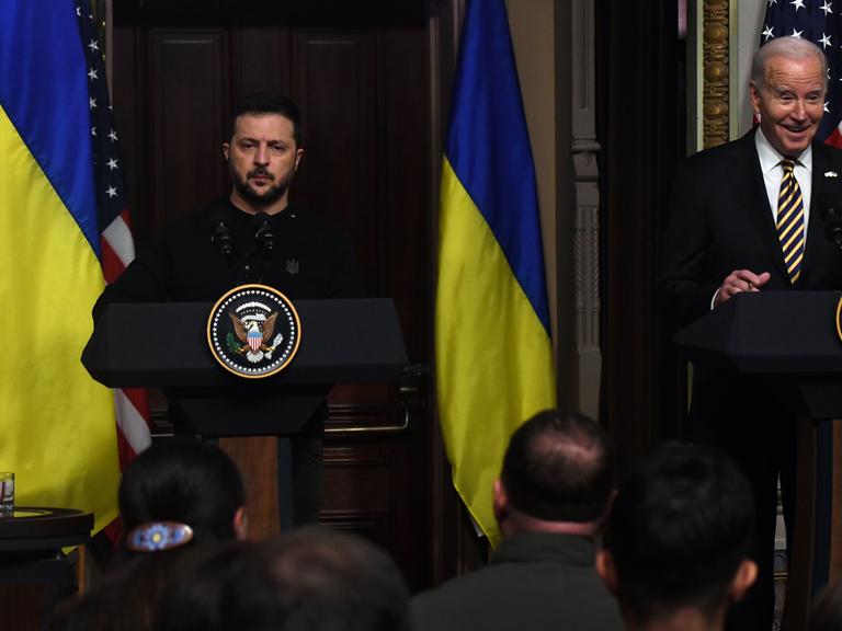 Ukraines Präsident Zelenskyj und US-Präsident Biden stehen vor Pressevertretern.