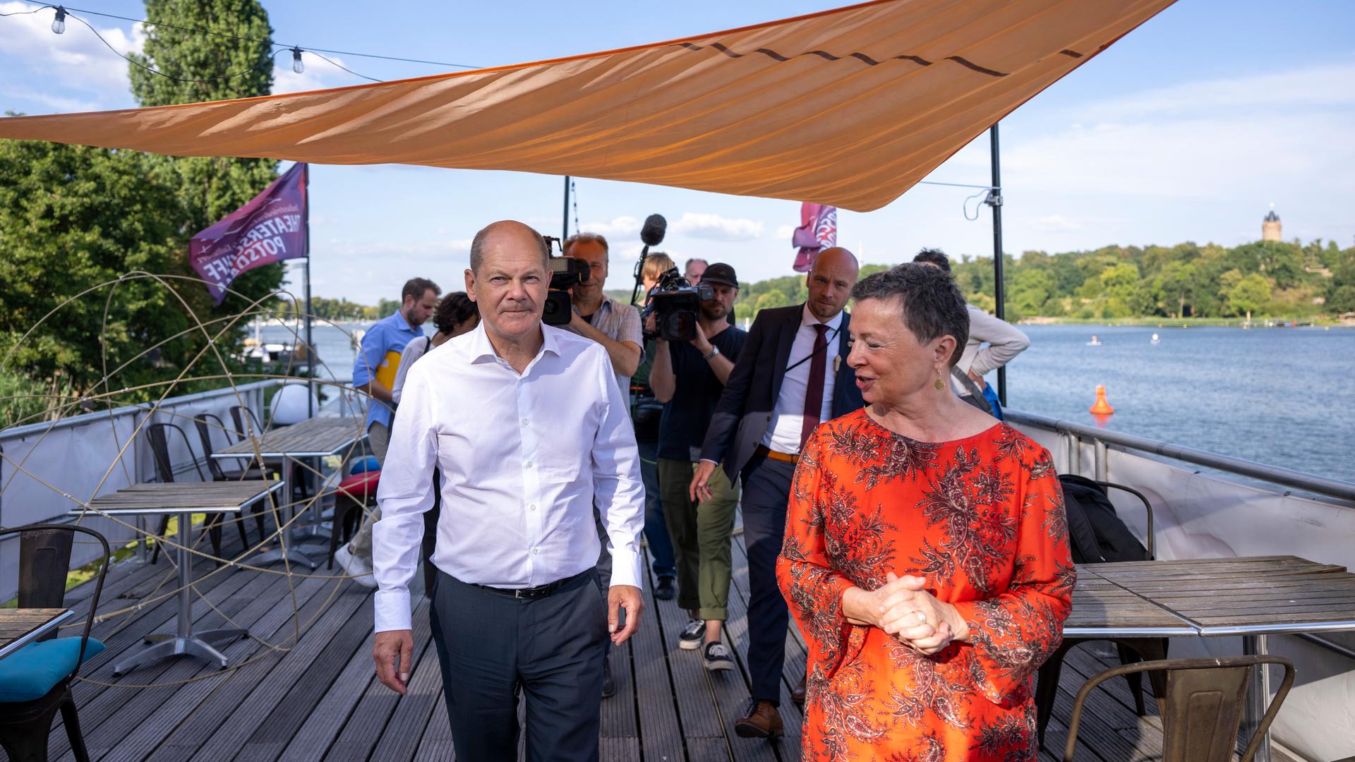 Bundeskanzler Olaf Scholz (SPD) auf dem Theaterschiff Potsdam bei seiner Sommerreise 2022.