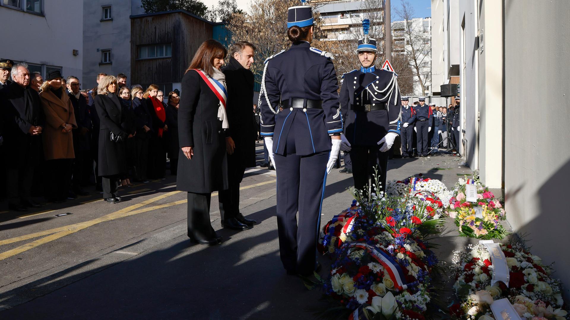 Paris: Der französische Staatspräsident Emmanuel Macron und die Pariser Bürgermeisterin Anne Hidalgo, Mitte links, nehmen an einer Gedenkfeier anlässlich des zehnjährigen Jubiläums des islamistischen Anschlags auf die Satirezeitung Charlie Hebdo und den jüdischen Supermarkt Hypercacher vor dem ehemaligen Sitz der Wochenzeitung teil.