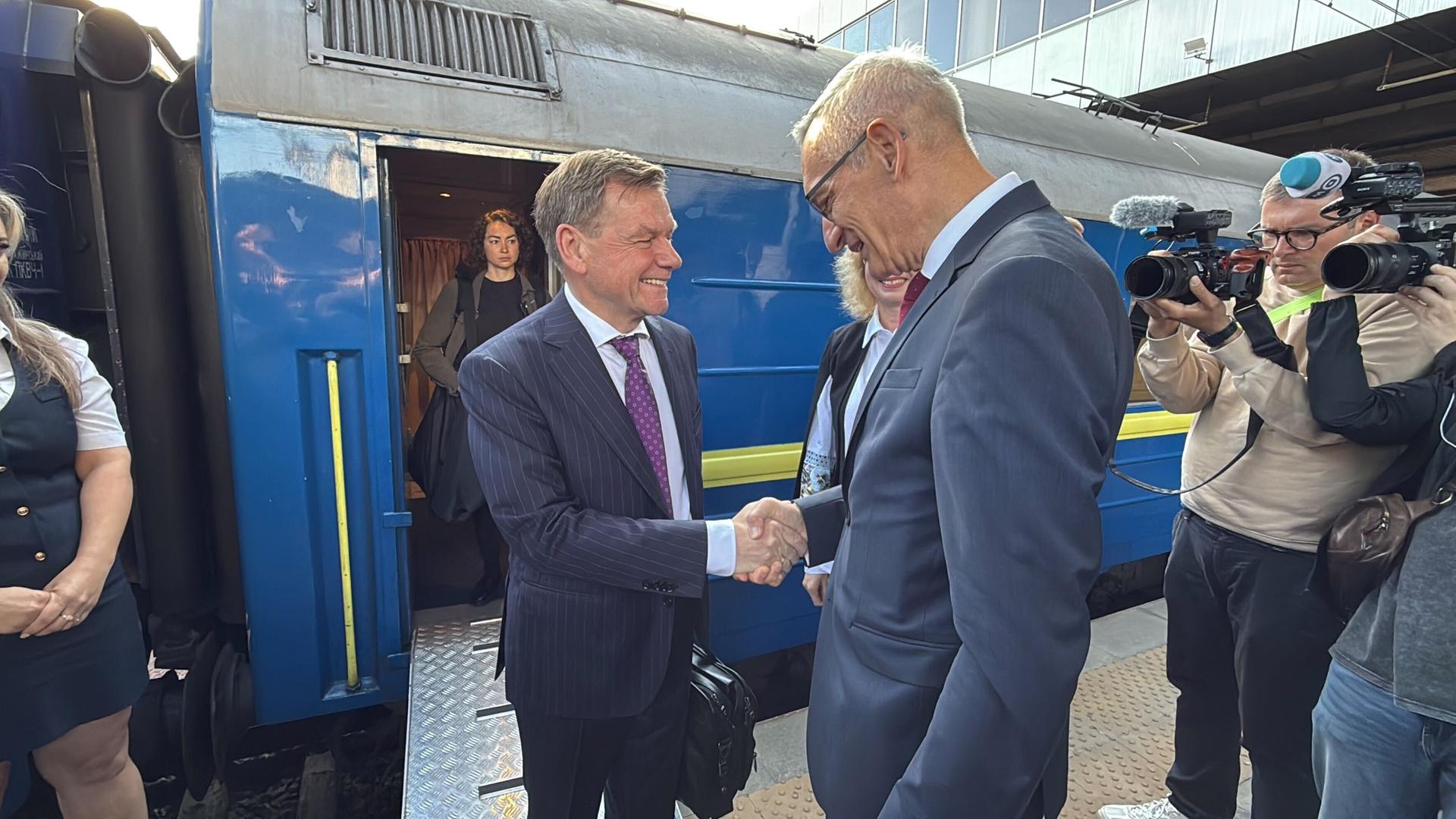 Johann Wadephul (M, l, CDU), Außenminister von Deutschland, kommt am Bahnhof in Kiew an und wird von Martin Jäger, Botschafter von Deutschland in der Ukraine, begrüßt. 