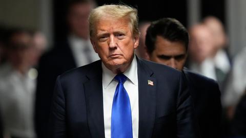Der ehemalige US-Präsident Trump schaut ernst. 