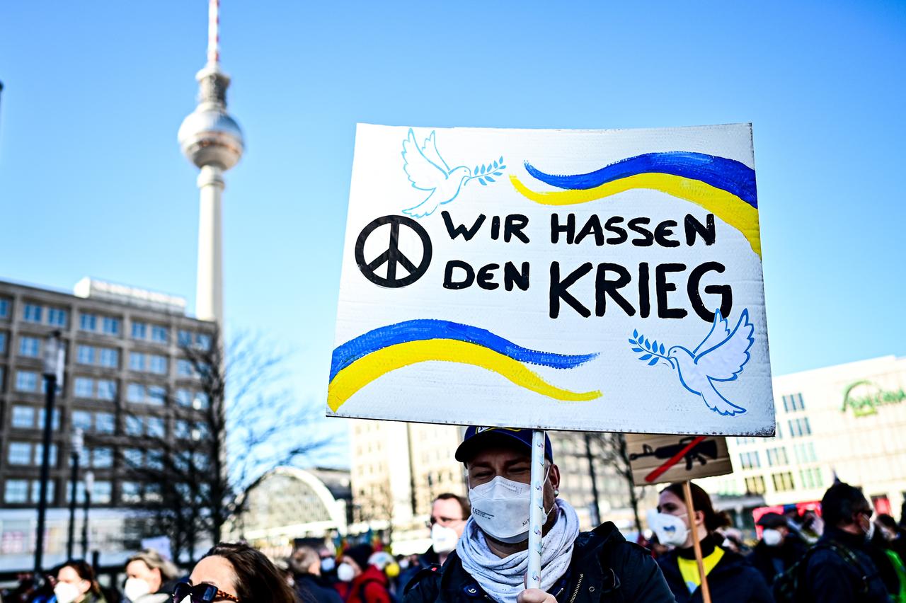 Menschen nehmen an der Demonstration "Stoppt den Krieg! Frieden und Solidarität für die Menschen in der Ukraine" in Berlin Mitte teil.