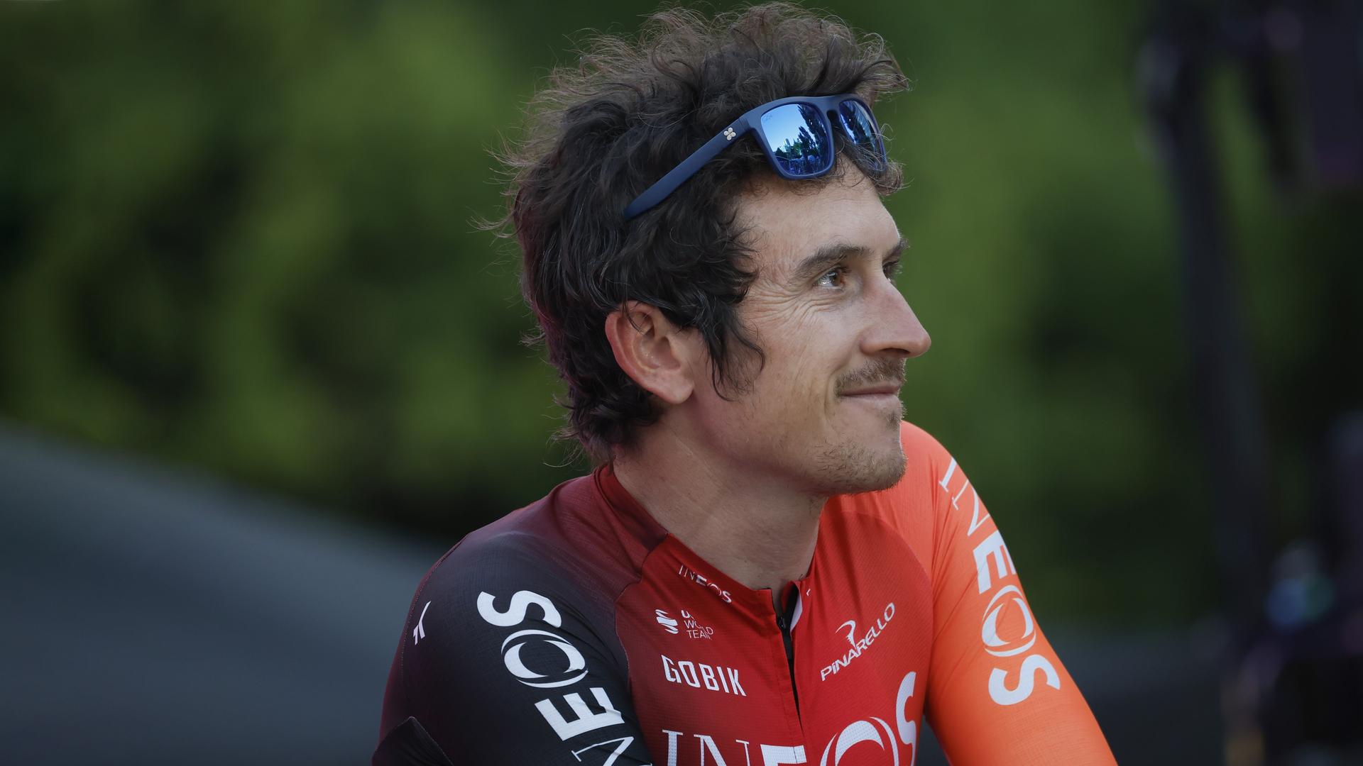 Der britische Radrennprofi Geraint Thomas im Seitenporträt. Er trägt ein Trikot und lächelt. Der britische Radrennprofi Geraint Thomas im Seitenporträt. Er trägt ein Trikot und lächelt.