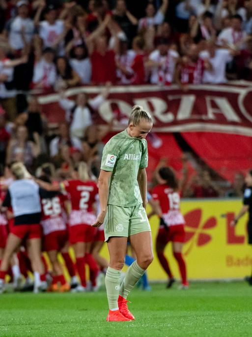 Die Bayern-Spielerin Lea Schüller ärgert sich über das Tor zum 2:2 gegen den SC Freiburg. 