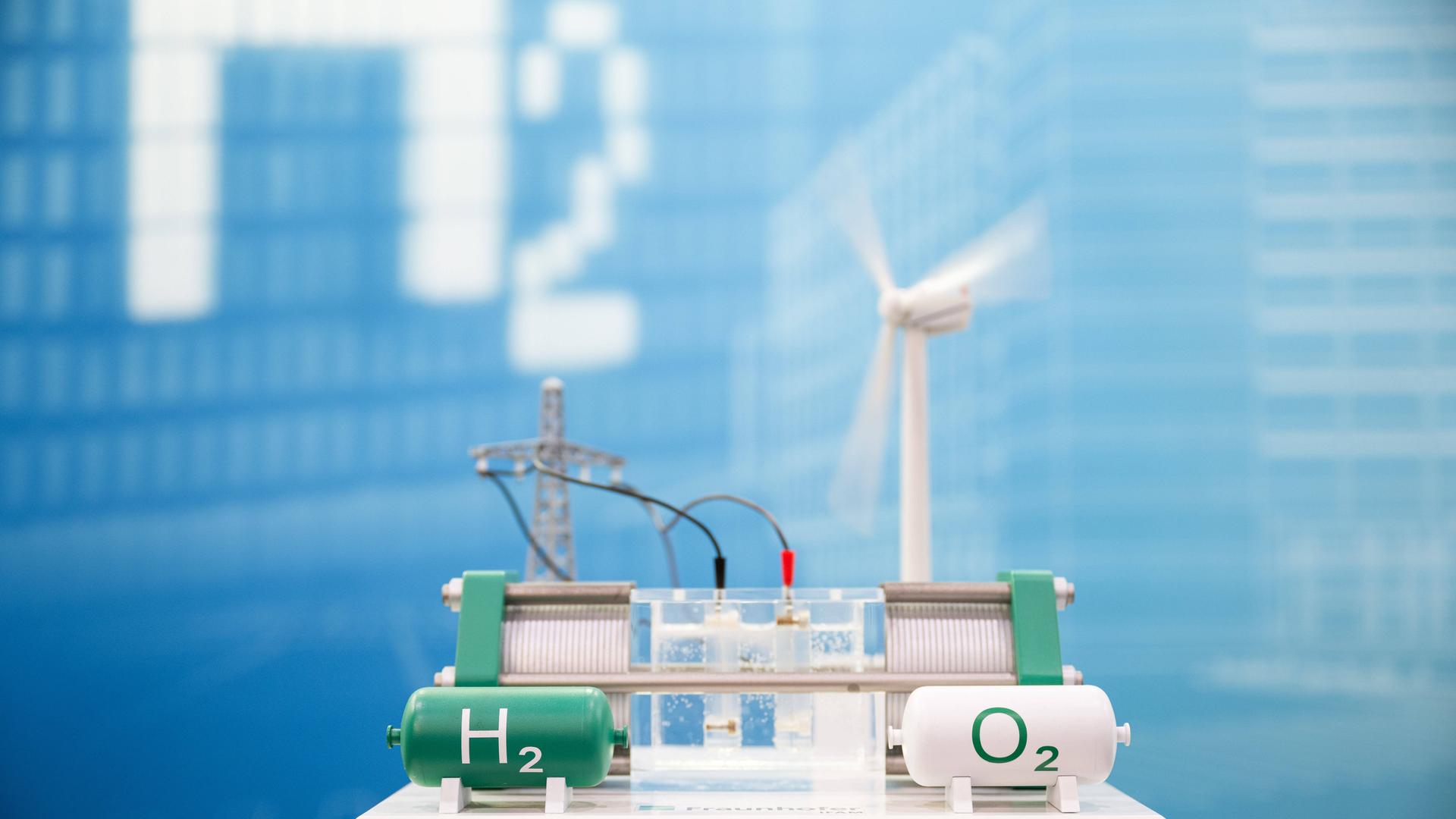 Ein Model einer Anlage zum Speichern von erneuerbarem Strom mit Wasserstofftank, Sauerstofftank, Brennstoffzelle und Windrad ist an einem Messestand auf der europäischen Wasserstoff Technologie Messe (Hydrogen Technology Expo Europe) in Bremen zu sehen. 