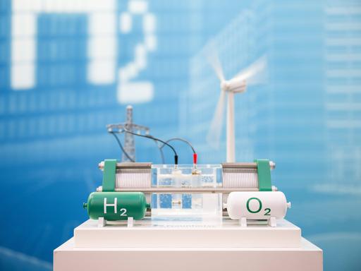 Ein Model einer Anlage zum Speichern von erneuerbarem Strom mit Wasserstofftank, Sauerstofftank, Brennstoffzelle und Windrad ist an einem Messestand auf der europäischen Wasserstoff Technologie Messe (Hydrogen Technology Expo Europe) in Bremen zu sehen. 