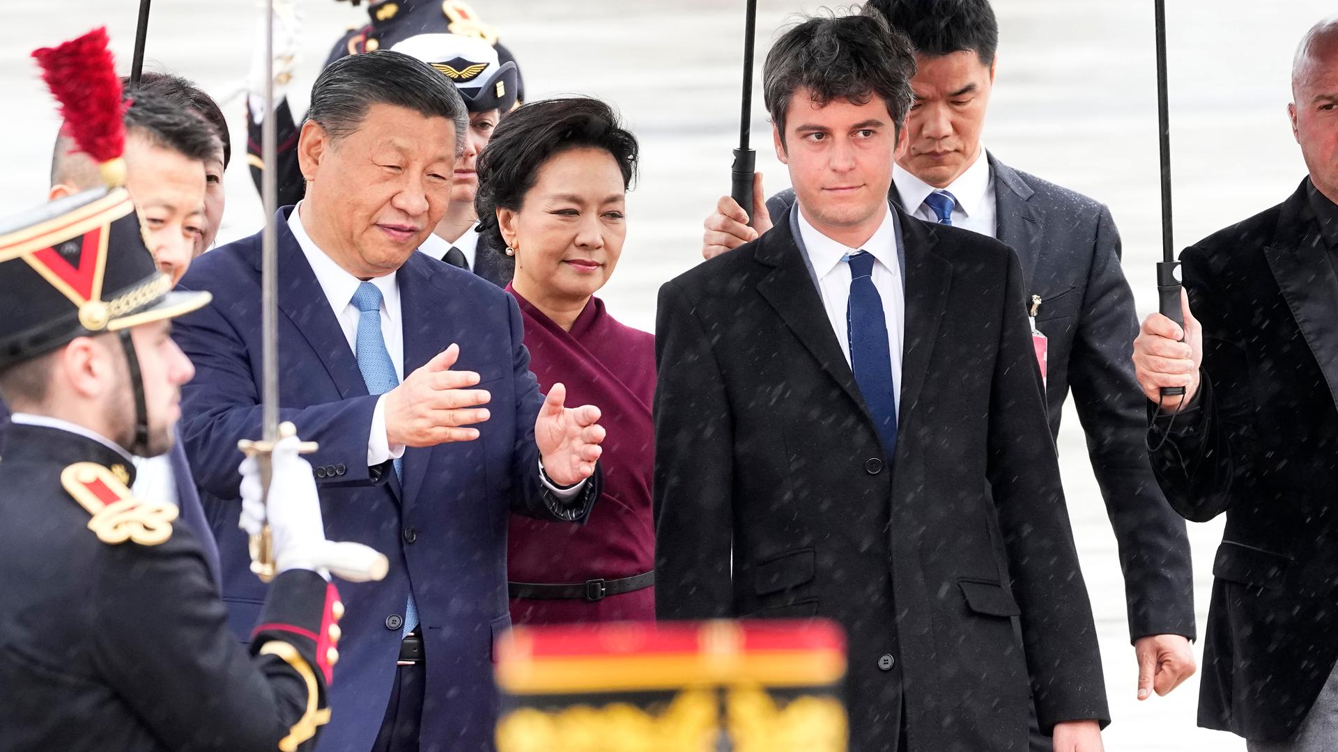 Chinas Präsident Xi Jinping und seine Frau Peng Liyuan werden vom französischen Premierminister Gabriel Attal auf dem Flughafen Orly empfangen. 
