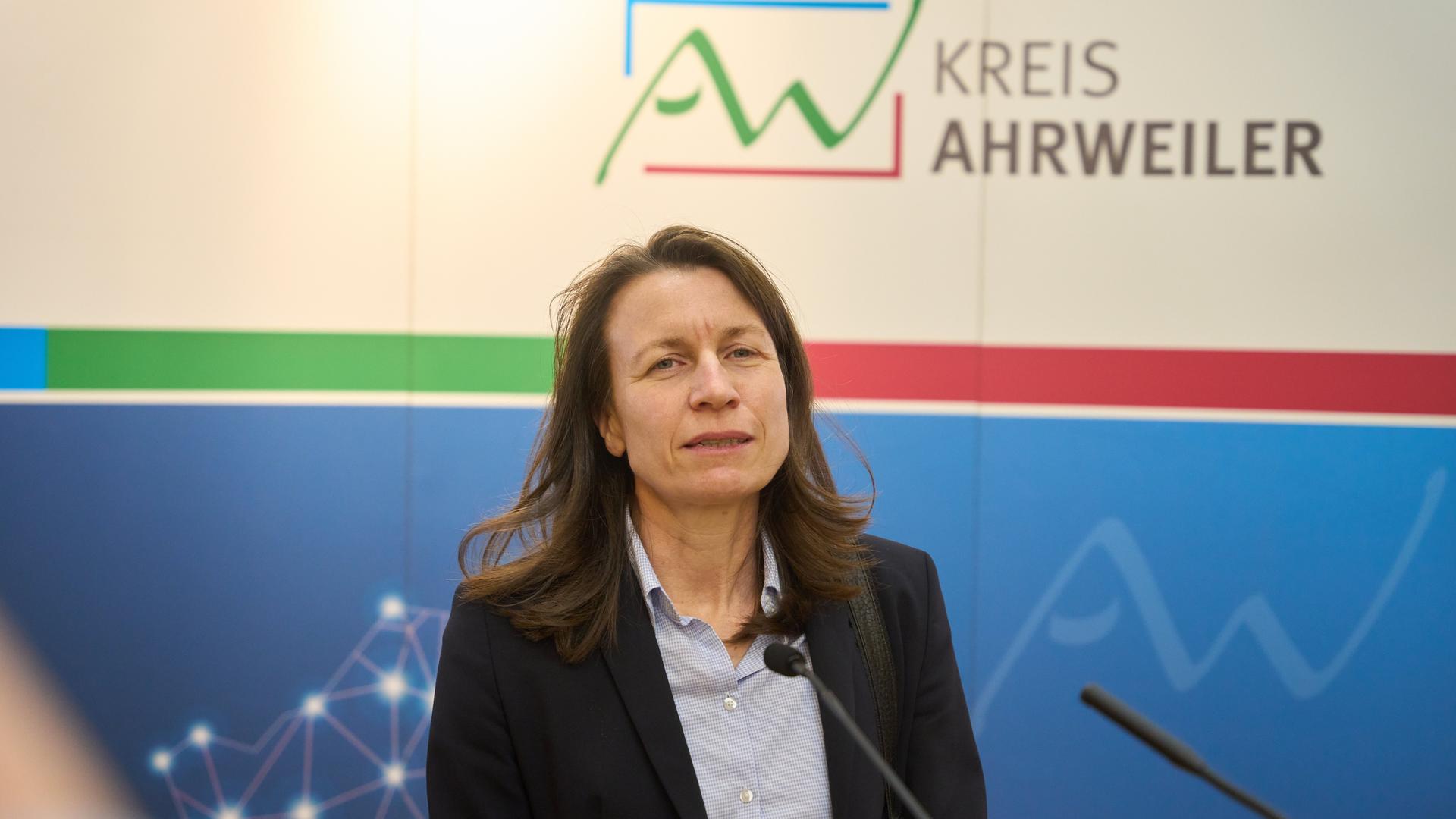 Cornelia Weigand steht vor einem Plakat mit der Aufschrift Kreis Ahrweiler. Cornelia Weigand steht vor einem Plakat mit der Aufschrift Kreis Ahrweiler.