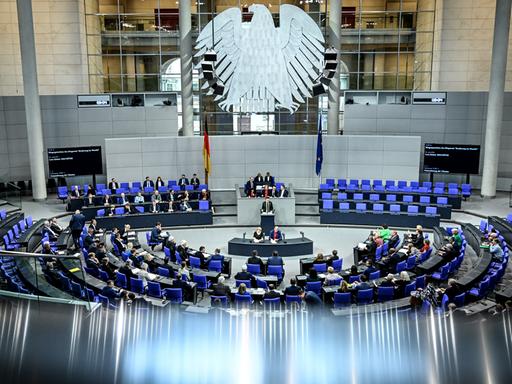 Die Abgeordneten des Bundestags debattieren während der 157. Sitzung des Bundestages. 