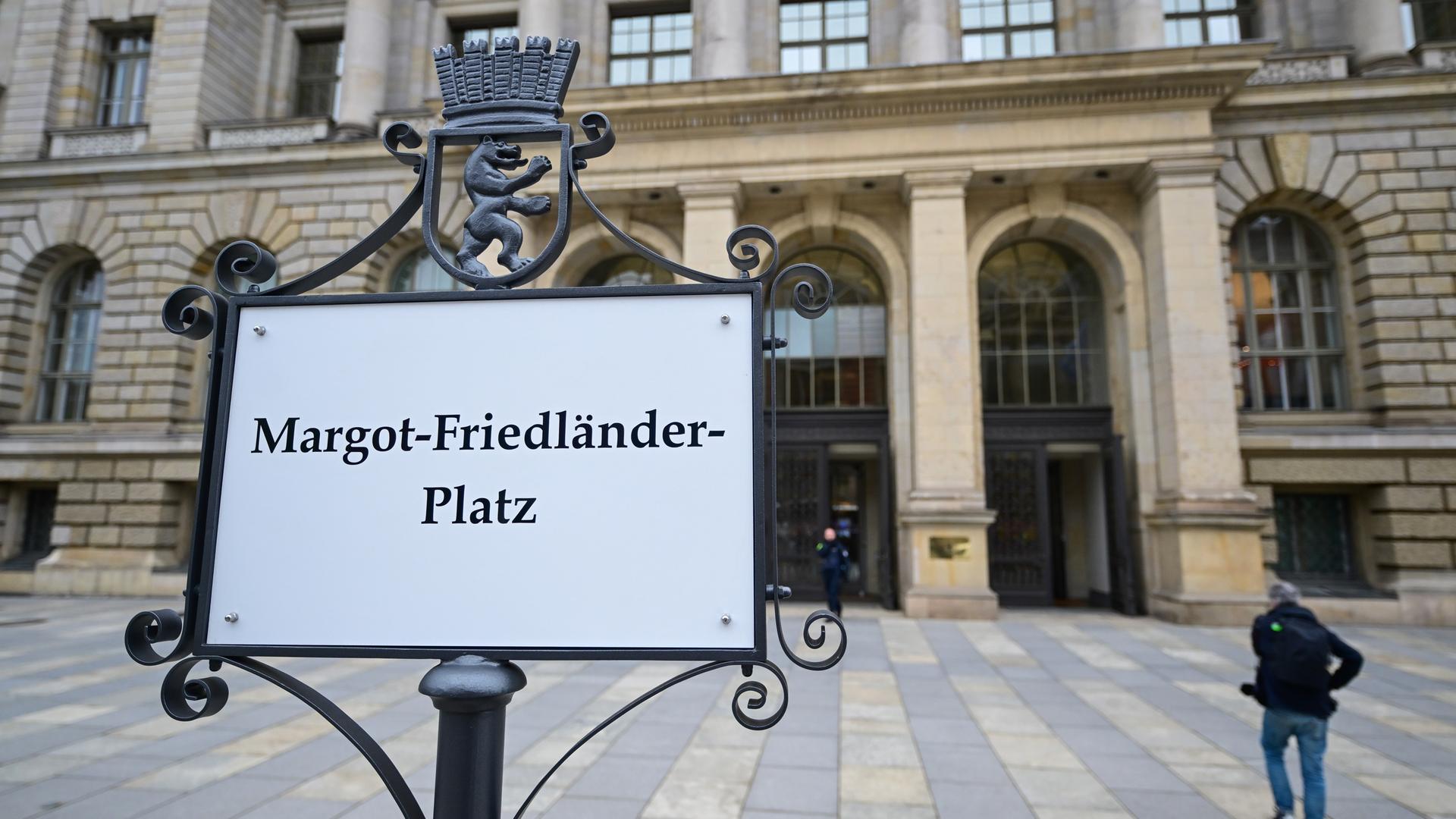 Ein Schild mit der Aufschrift "Margot-Friedländer-Platz" steht während einer Feierstunde zur Bennenung des Platzes vor dem Berliner Abgeordnetenhaus auf dem Platz.