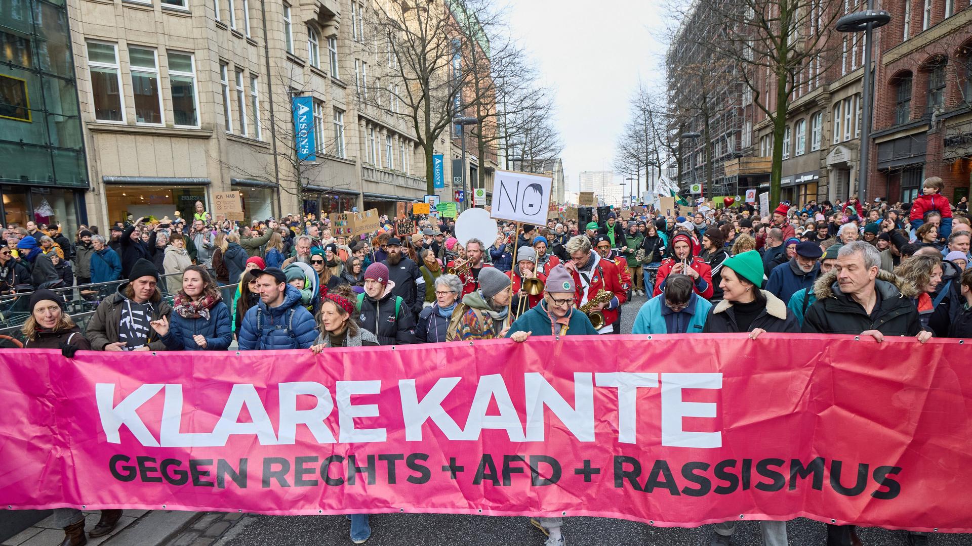 Teilnehmer der Demo ""Klare Kante gegen Rechts" in Hamburg halten auf der Mönckebergstraße ein Plakat mit der Aufschrift ""Klare Kante gegen Rechts + AfD + Rassismus"". Teilnehmer der Demo ""Klare Kante gegen Rechts" in Hamburg halten auf der Mönckebergstraße ein Plakat mit der Aufschrift ""Klare Kante gegen Rechts + AfD + Rassismus"".