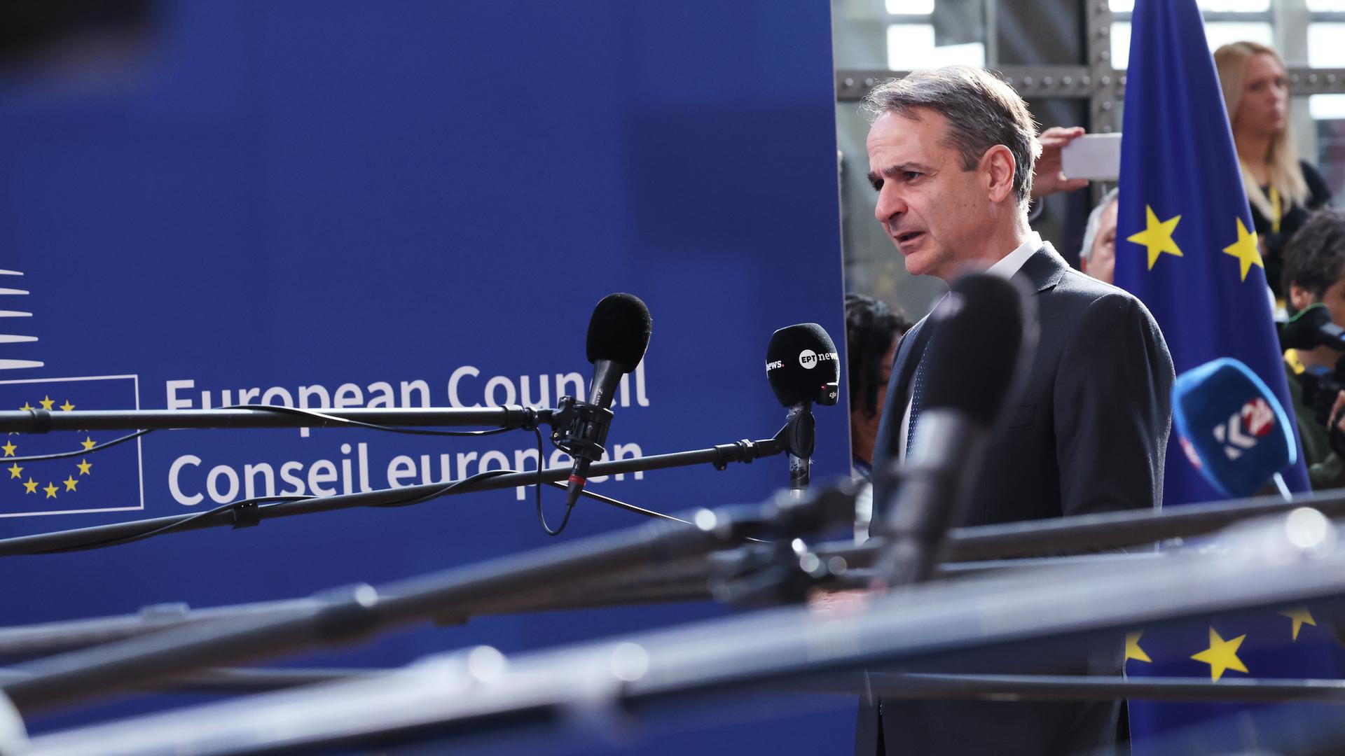 Brüssel: Der griechische Premierminister Kyriakos Mitsotakis spricht mit den Medien bei seiner Ankunft zum EU-Gipfel im Gebäude des Europäischen Rates in Brüssel. Brüssel: Der griechische Premierminister Kyriakos Mitsotakis spricht mit den Medien bei seiner Ankunft zum EU-Gipfel im Gebäude des Europäischen Rates in Brüssel.