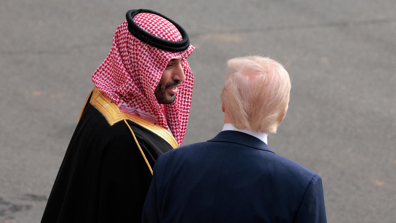 Donald Trump und Mohammed bin Salman stehen nebeneinander auf einem Rollfeld und sprechen miteinander.