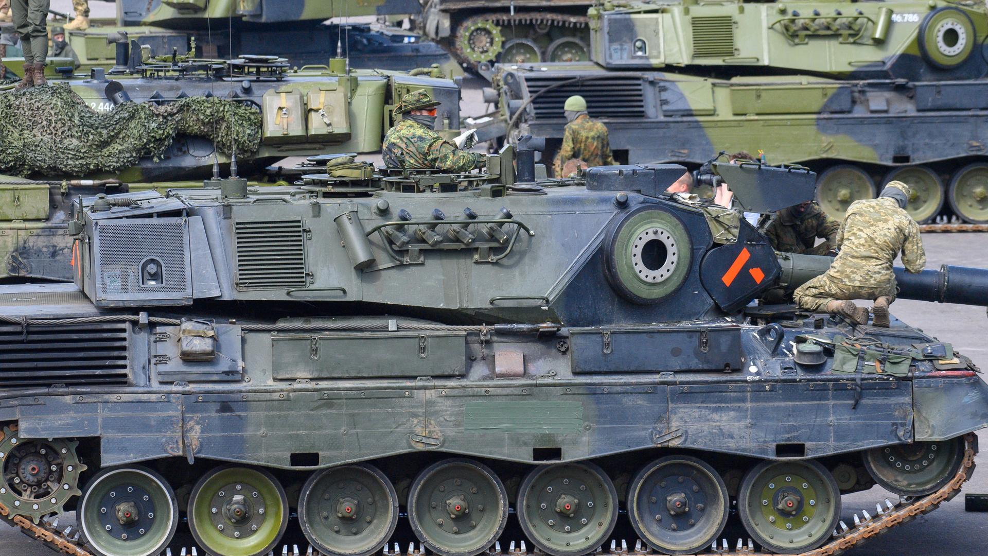 Ukrainische Soldaten arbeiten an einem Kampfpanzer vom Typ Leopard 1 A5. 