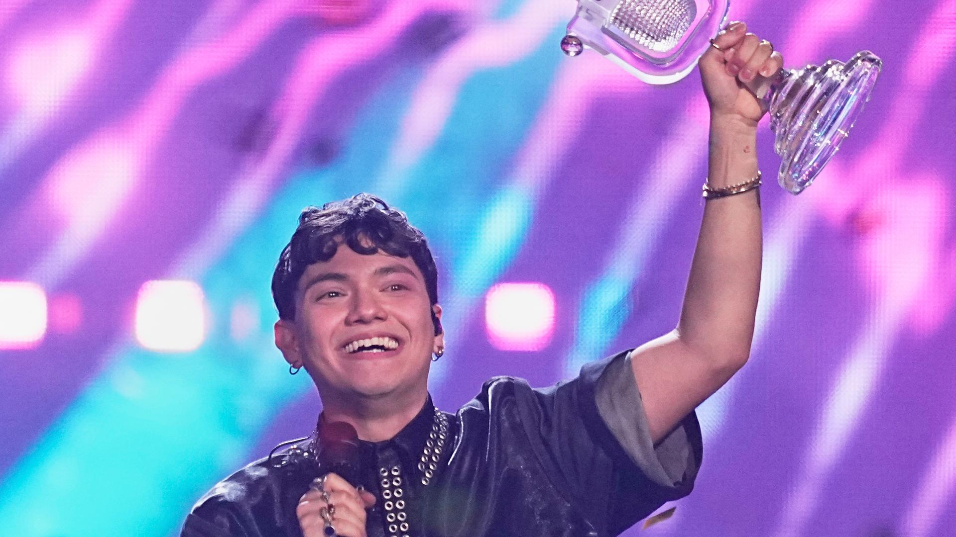 Der Österreicher Johannes Pietsch, der den Künstlernamen JJ trägt, reckt den gläsernen Siegerpokal beim ESC 2025 im schweizerischen Basel in die Höhe.