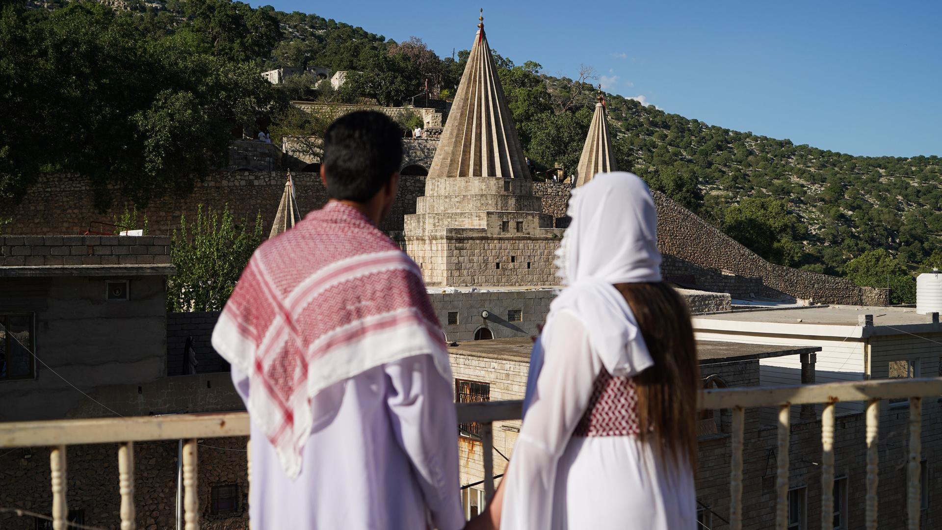 Ein irakisches Jesidenpaar schaut auf einen Tempel in der Nähe der kurdischen Stadt Duhok.