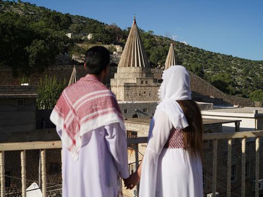 Ein irakisches Jesidenpaar schaut auf einen Tempel in der Nähe der kurdischen Stadt Duhok. Ein irakisches Jesidenpaar schaut auf einen Tempel in der Nähe der kurdischen Stadt Duhok.