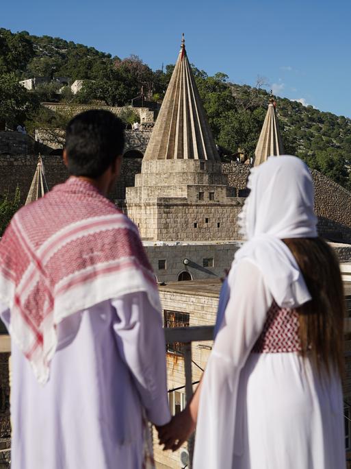 Ein irakisches Jesidenpaar schaut auf einen Tempel in der Nähe der kurdischen Stadt Duhok.