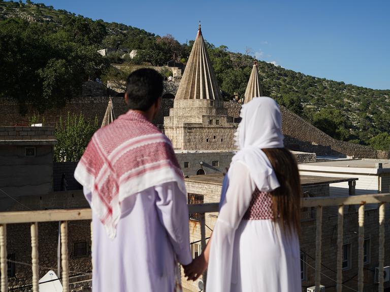Ein irakisches Jesidenpaar schaut auf einen Tempel in der Nähe der kurdischen Stadt Duhok.