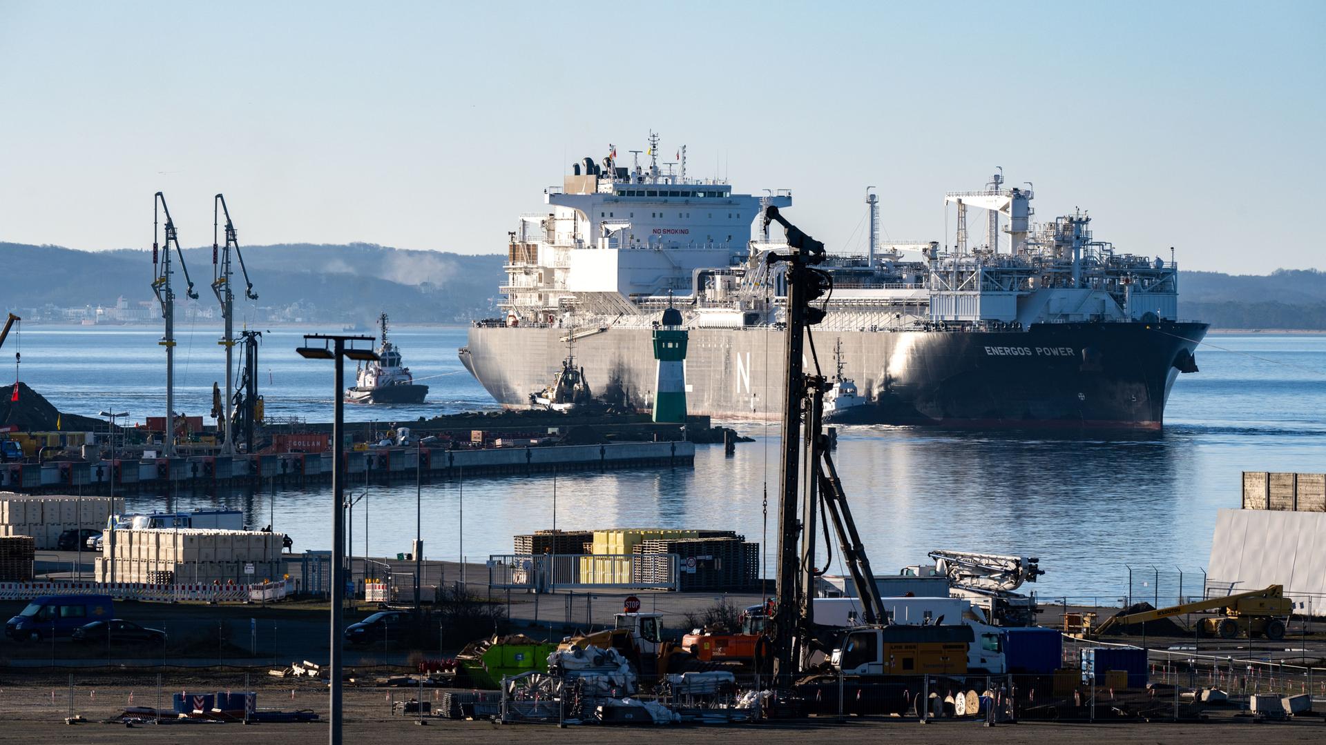 Das Spezialschiff "Energos Power" läuft begleitet von Schleppern in den Hafen von Sassnitz-Mukran ein.