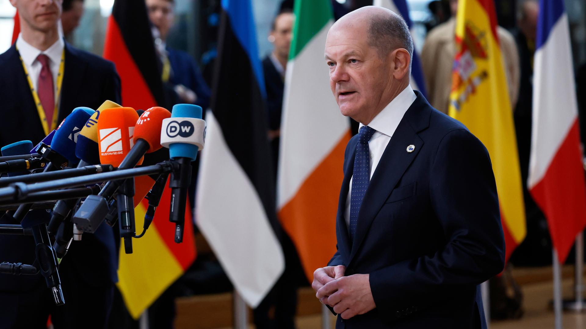 Bundeskanzler Olaf Scholz (SPD) kommt zu einem EU-Gipfel im Gebäude des Europäischen Rates an. 