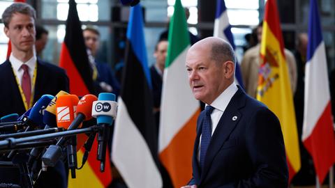 Bundeskanzler Olaf Scholz (SPD) kommt zu einem EU-Gipfel im Gebäude des Europäischen Rates an. 