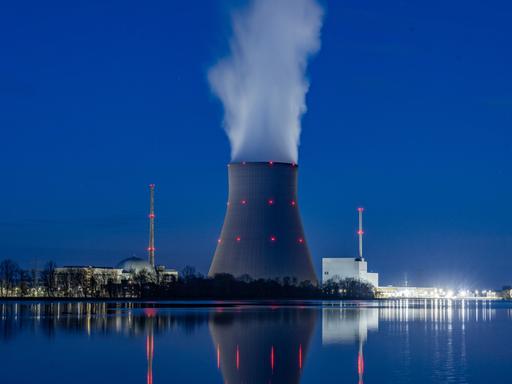 Wasserdampf steigt aus dem Kühlturm des Kernkraftwerks Isar 2.