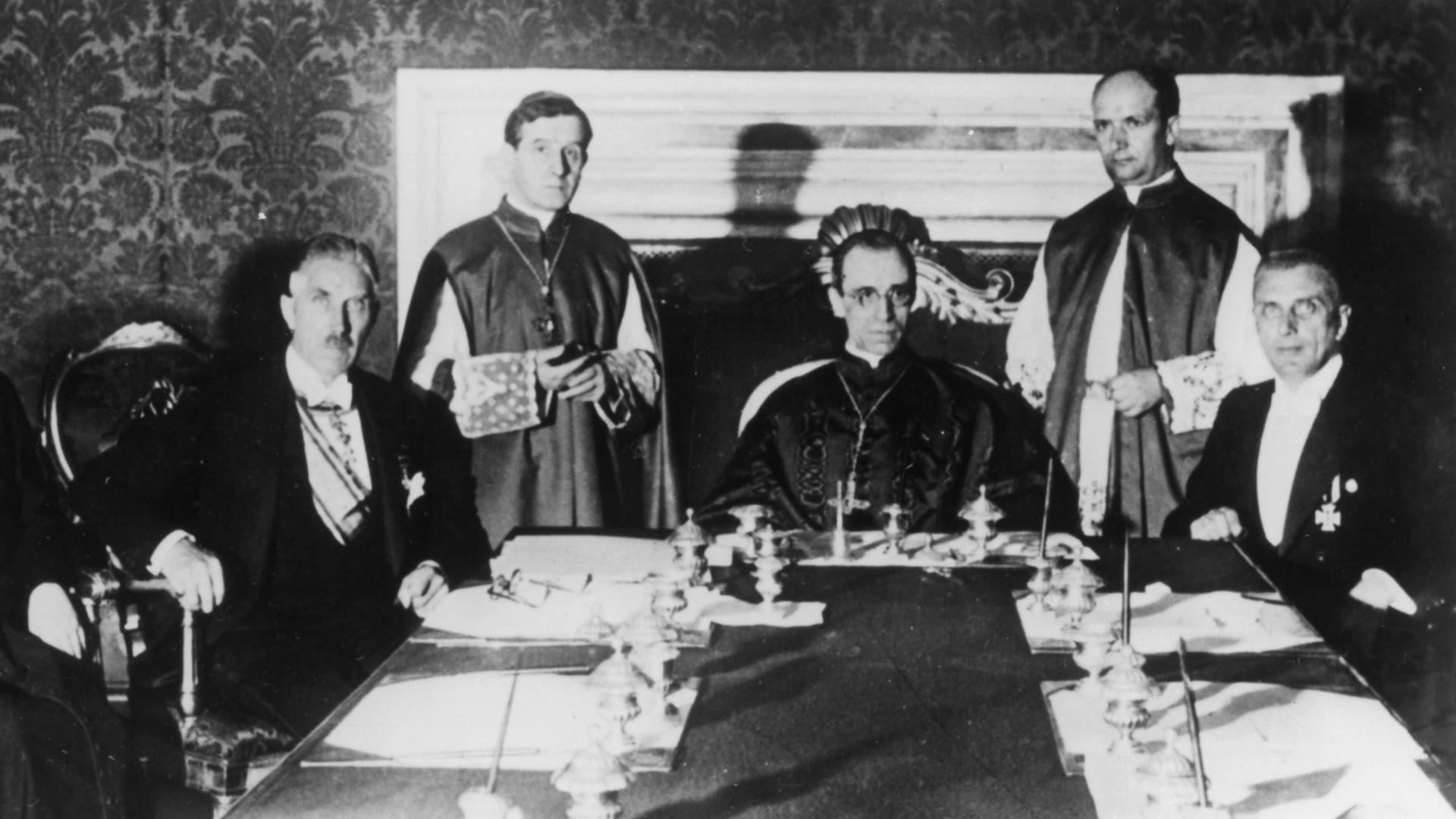 Unterzeichnung des Reichskonkordats am 20. Juli 1933 in Rom zwischen Deutschen Reich dem Heiligen Stuhl. Links sitzend Vizekanzler von Papen neben Kardinal-Staatssekretär Pacelli und Ministerialdirigent Buttmann (von links)