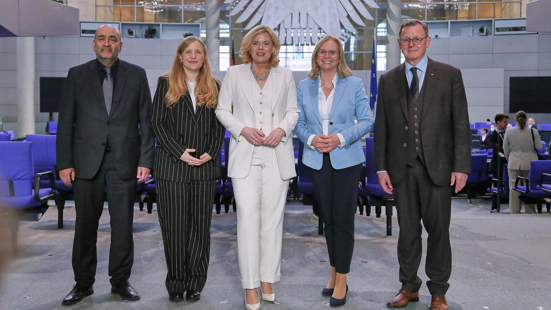 Omid Nouripour (Grüne), Josephine Ortleb (SPD) Julia Klöckner (CDU, Präsidentin) Andrea Lindholz (CSU) und Bodo Ramelow (Linke) stehen im Plenarsaal des Bundestages.