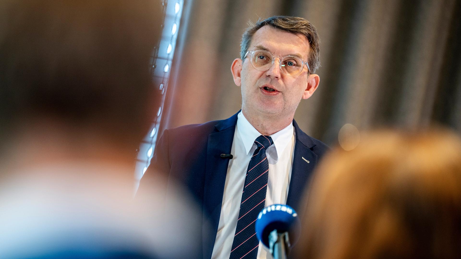 Troels Lund Poulsen gibt eine Pressekonferenz zum Stand der Regierungsverhandlungen. Er spricht in ein Mikrofon. 
