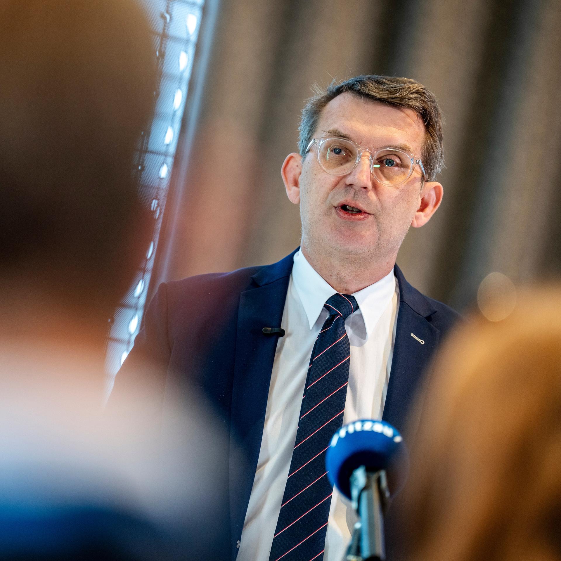 Troels Lund Poulsen gibt eine Pressekonferenz zum Stand der Regierungsverhandlungen. Er spricht in ein Mikrofon.  