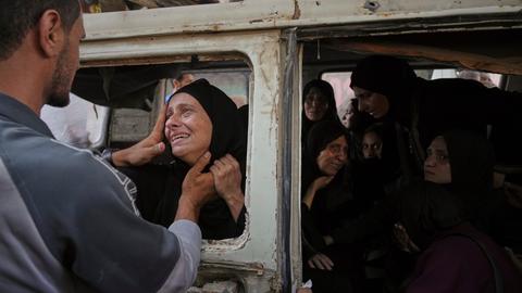 Angehörige betrauern den Tod ihrer Angehörigen an der Al-Shifa-Klinik. Israel zufolge wird das Gebäude unter anderem von Hamas-Terroristen genutzt.