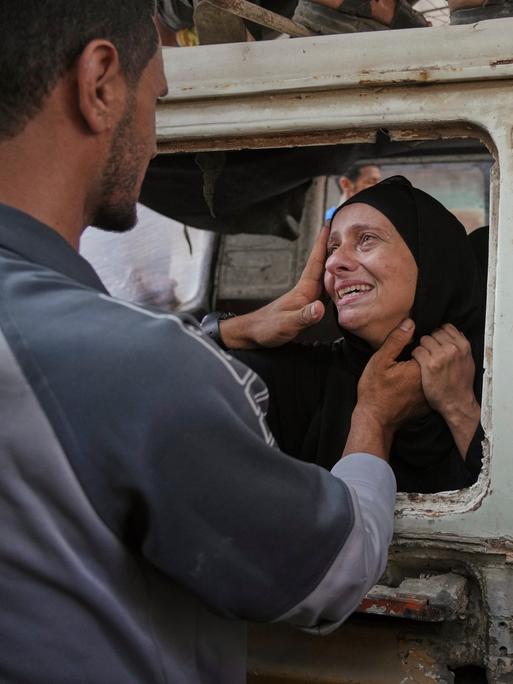 Angehörige betrauern den Tod ihrer Angehörigen an der Al-Shifa-Klinik. Israel zufolge wird das Gebäude unter anderem von Hamas-Terroristen genutzt.