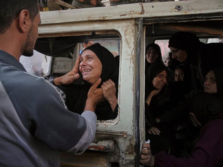 Angehörige betrauern den Tod ihrer Angehörigen an der Al-Shifa-Klinik. Israel zufolge wird das Gebäude unter anderem von Hamas-Terroristen genutzt.