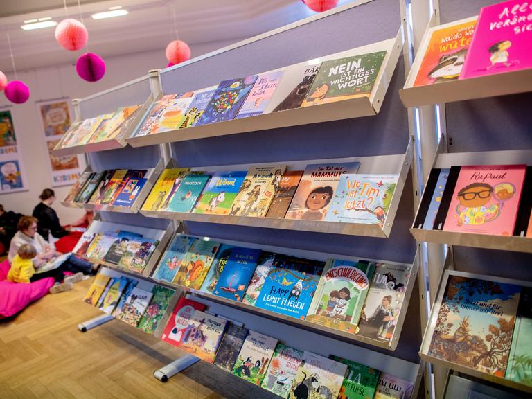 Farbige Bücher liegen in einem Regal bei der Kinder- und Jugendbuchmesse KIBUM 2025 in Oldenburg. Farbige Bücher liegen in einem Regal bei der Kinder- und Jugendbuchmesse KIBUM 2025 in Oldenburg.