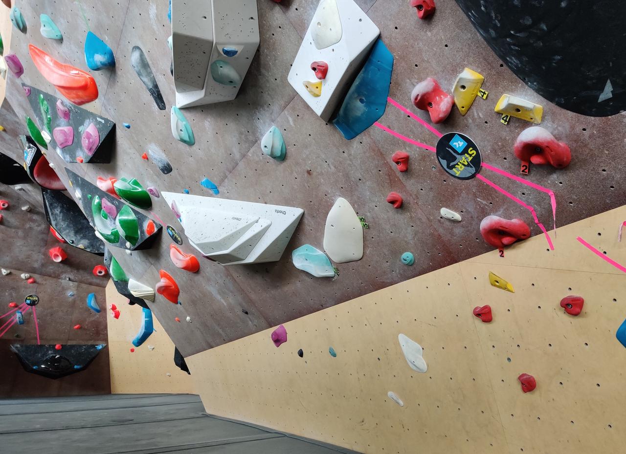 Essentiell für die Entwicklung des Bouldersports sind die Schrauber, die immer wieder neue Herausforderungen an die Wand schrauben (aufgenommen im Steil in Karlsruhe).