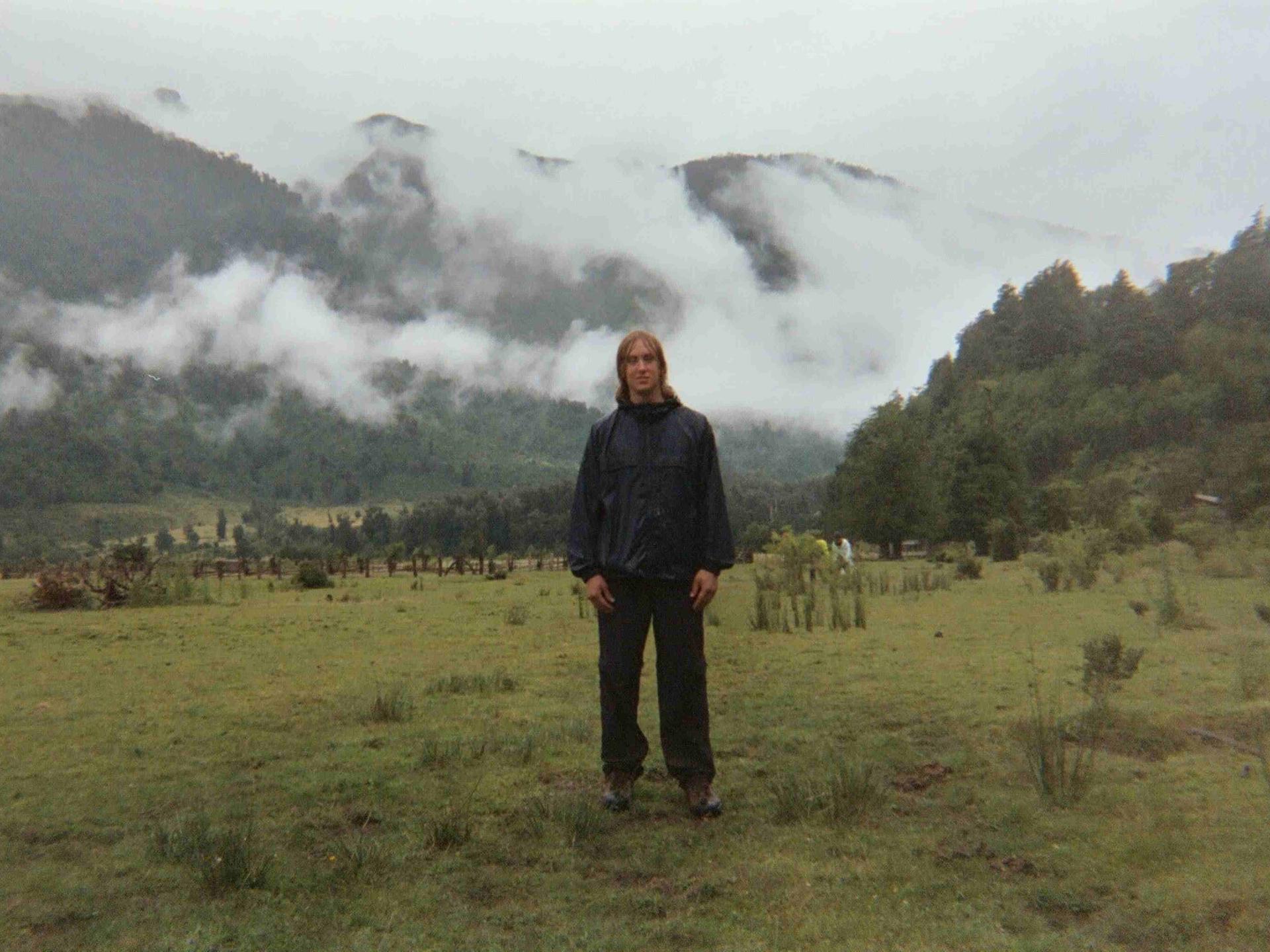 Der jugendliche Nathan Bontrager in einer weiten Landschaft in Patagonien