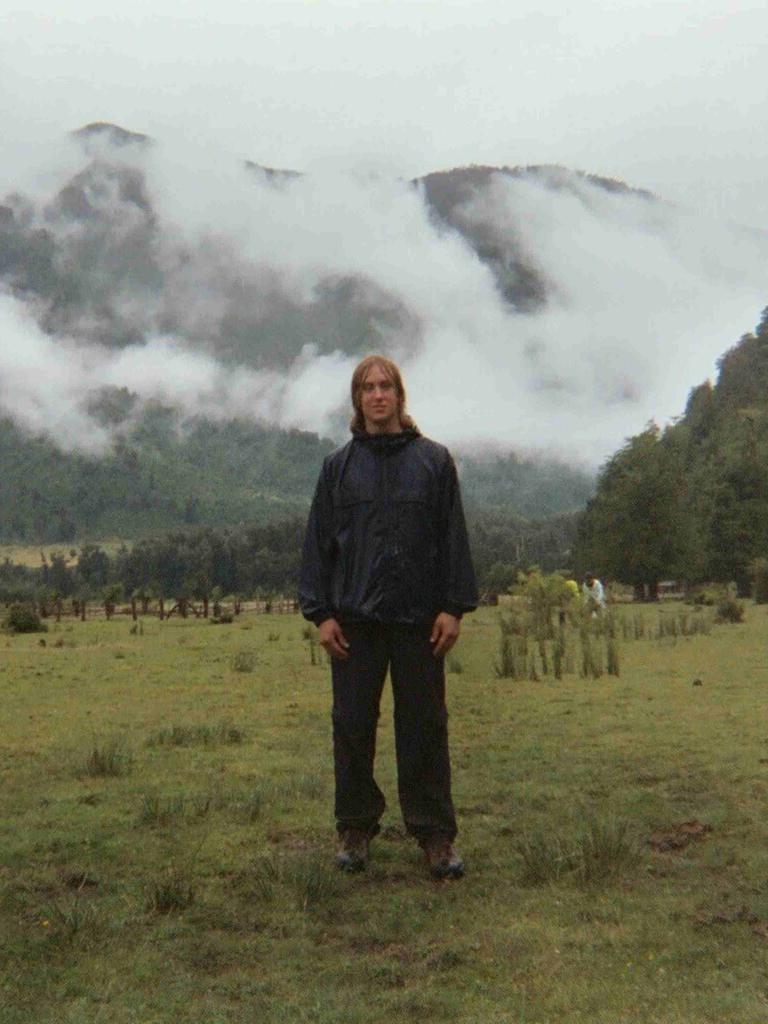 Der jugendliche Nathan Bontrager in einer weiten Landschaft in Patagonien