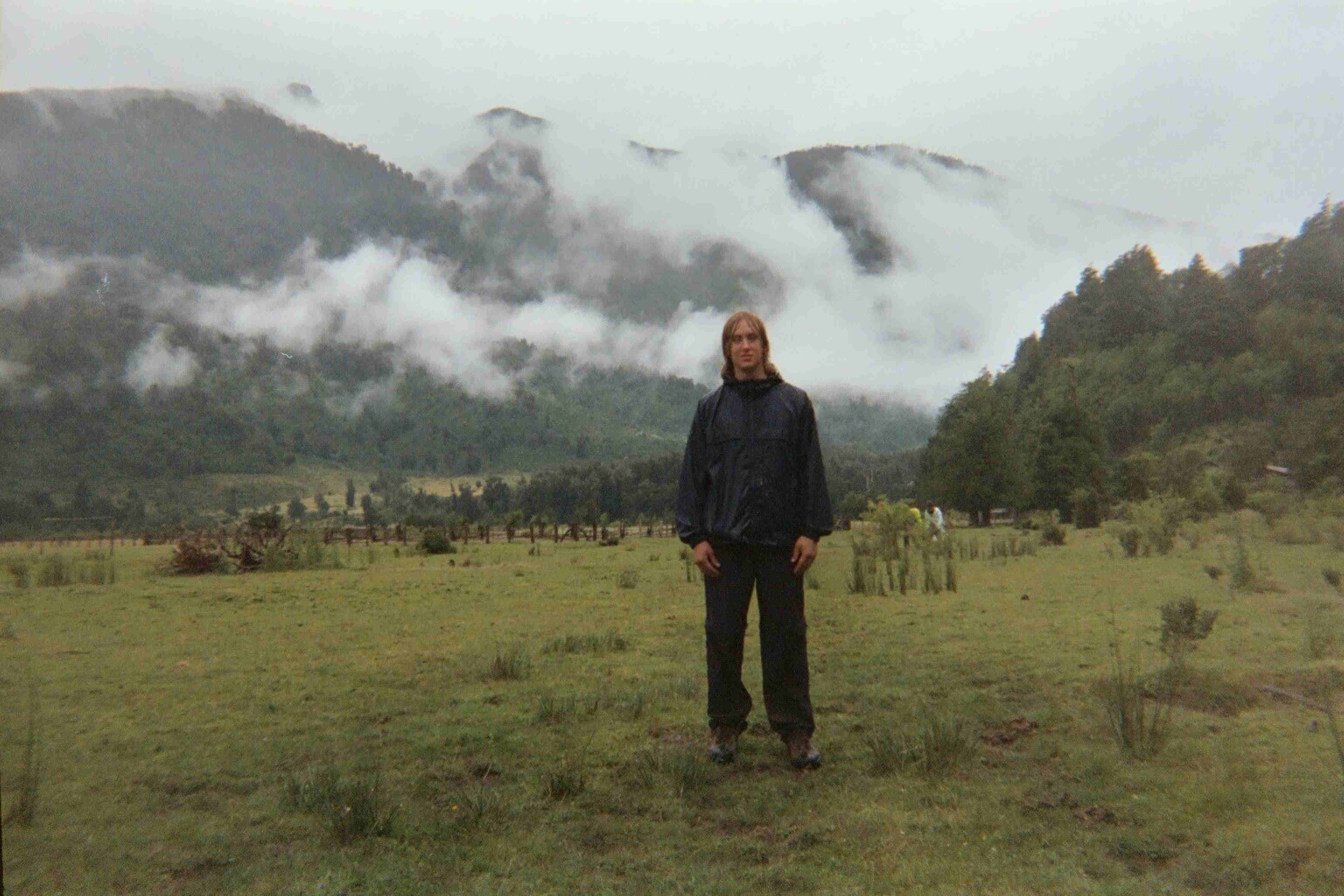 Der jugendliche Nathan Bontrager in einer weiten Landschaft in Patagonien Der jugendliche Nathan Bontrager in einer weiten Landschaft in Patagonien