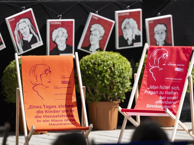 Bachmann-Liegestühle vor dem ORF-Landesstudio in Klagenfurt am Donnerstag, 26. Juni 2025. 