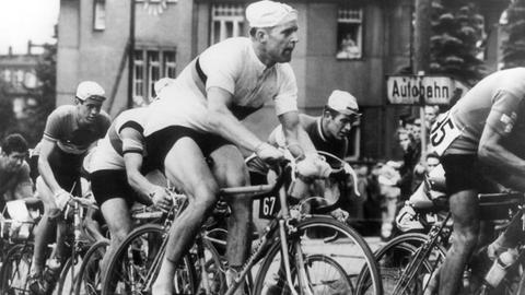 Der legendäre DDR-Radrennfahrer Gustav-Adolf Schur (Mitte) bei der Radweltmeisterschaft der Straßenamateure am 13. August 1960 auf dem Sachsenring bei Hohenstein-Ernstthal. Schur wurde Vize-Weltmeister. 