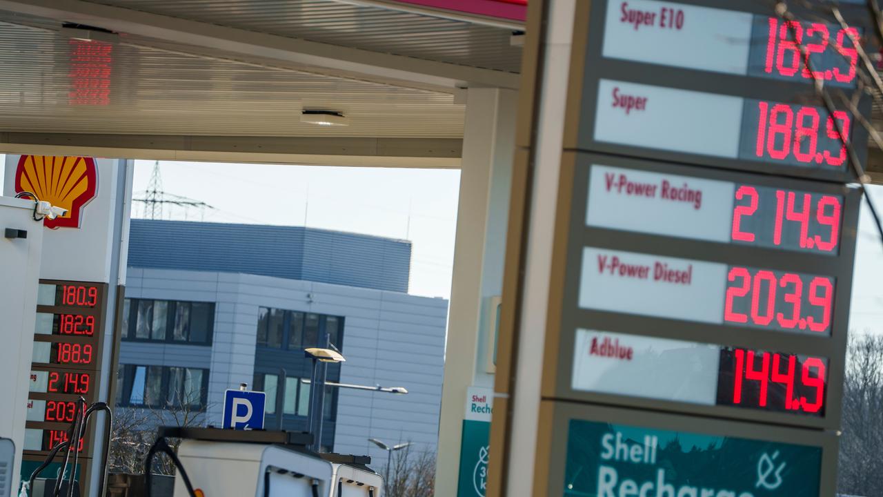 Benzinpreise werden an einer Tankstelle angezeigt.