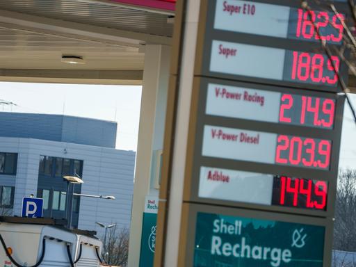 Benzinpreise werden an einer Tankstelle angezeigt.