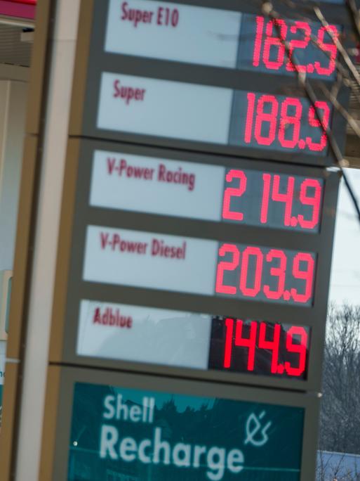Benzinpreise werden an einer Tankstelle angezeigt.