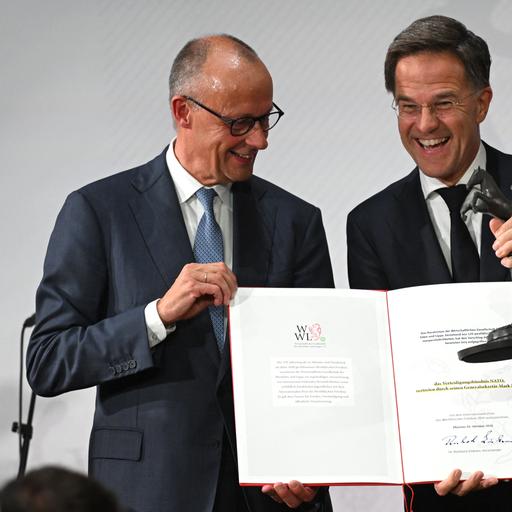 Bundeskanzler Friedrich Merz (CDU, l) zeichnet Nato-Generalsekretär Mark Rutte mit dem internationalen Preis des Westfälischen Friedens 2026 aus. 