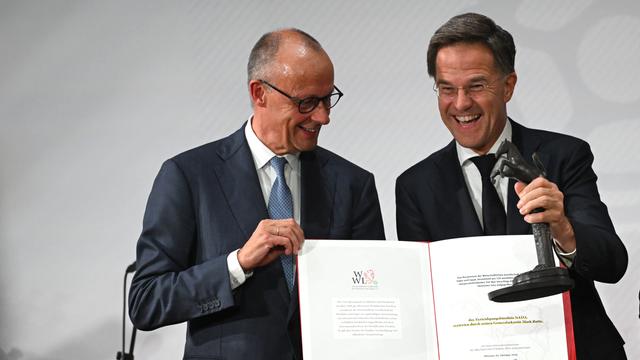 Bundeskanzler Friedrich Merz (CDU, l) zeichnet Nato-Generalsekretär Mark Rutte mit dem internationalen Preis des Westfälischen Friedens 2026 aus. 