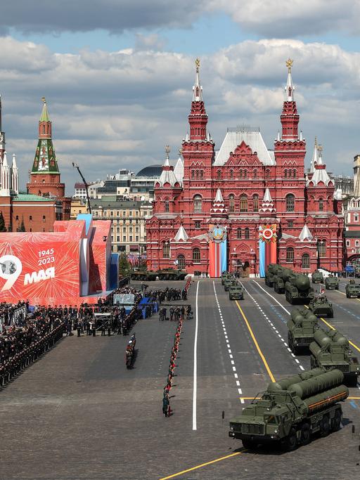Militärparade zum "Tag des Sieges" über Nazi-Deutschland am 9. Mai 2023: Militärfahrzeuge fahren über den Roten Platz an einer Tribüne vorbei. 