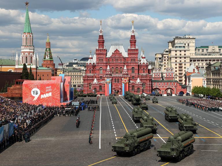 Militärparade zum "Tag des Sieges" über Nazi-Deutschland am 9. Mai 2023: Militärfahrzeuge fahren über den Roten Platz an einer Tribüne vorbei. 